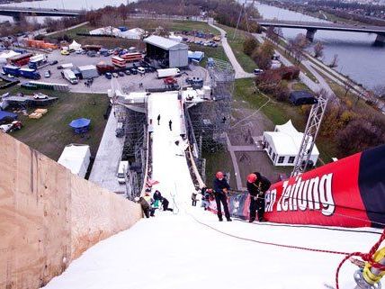 Die Sportler genießen auf der 34 meter hohen Rampe einen guten Ausblick über Wien. Die Sportler genießen auf der 34 meter hohen Rampe einen guten Ausblick über Wien.
