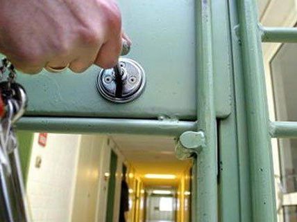 Noch immer sitzen Flüchtlinge in U-Haft. Noch immer sitzen Flüchtlinge in U-Haft.