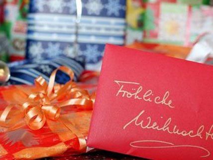 Neun von zehn Befragten kaufen Weihnachtsgeschenke. Neun von zehn Befragten kaufen Weihnachtsgeschenke.