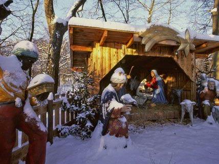 Traditionelle Weihnachtskrippe im Lainzer Tiergarten aufgestellt
