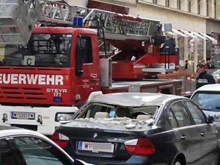 Fassadenteile in der Wiener Innenstadt beschädigten ein Fahrzeug. Fassadenteile in der Wiener Innenstadt beschädigten ein Fahrzeug.
