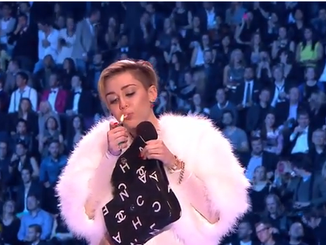 Miley Cyrus sorgte auch bei den Europe Music Awards für einen Skandal. Miley Cyrus sorgte auch bei den Europe Music Awards für einen Skandal.