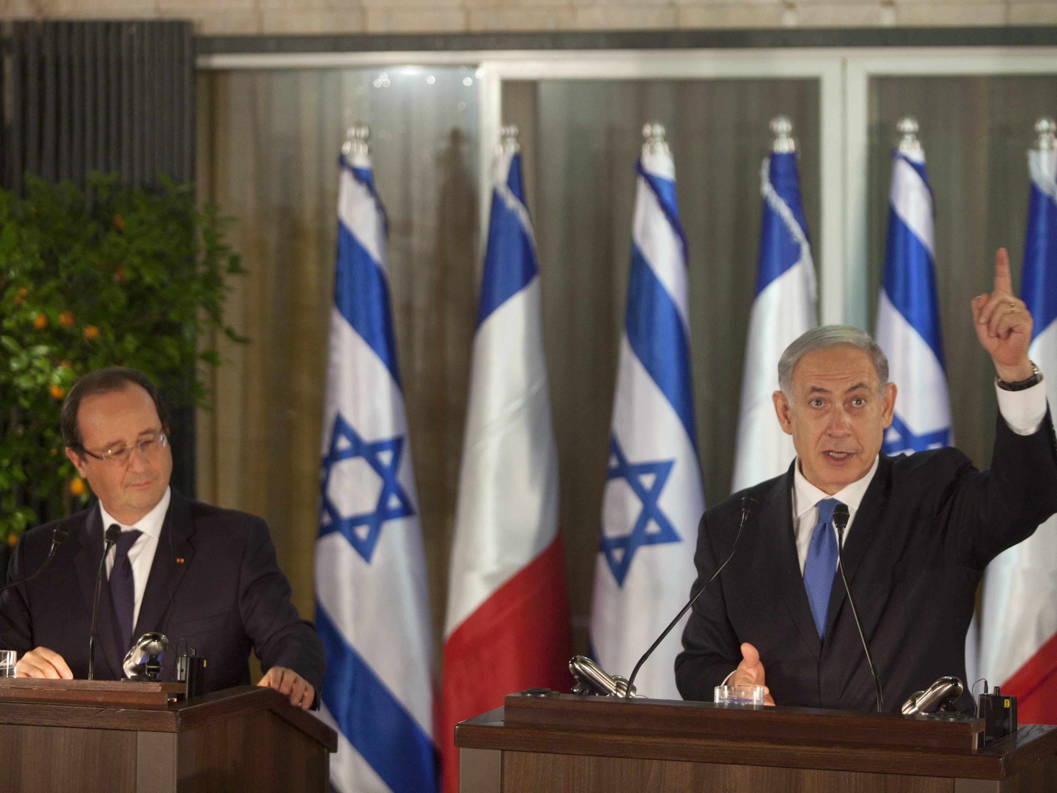 Israels Premier Netanyahu, hier beim Staatsbesuch des französischen Präsidenten Hollande, gibt ein Versprechen besonderer Art ab.