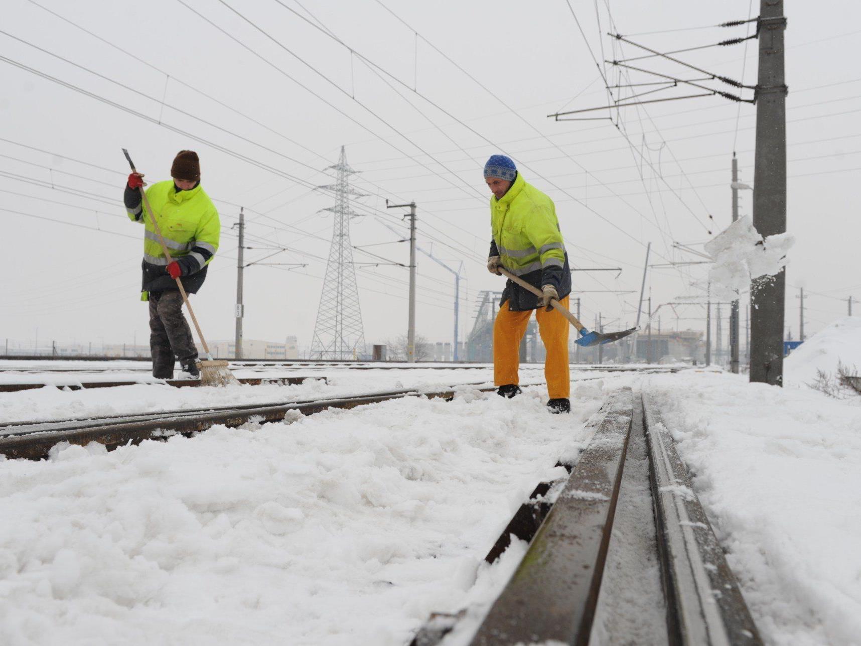 Von der Schneefräse über den Schienenschneepflug bis zum händischen Freimachen der Weichen – die ÖBB haben sich auf den Wintereinbruch vorbereitet.