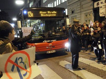 Anrainer protestieren gegen die neue 13A-Route. Anrainer protestieren gegen die neue 13A-Route.