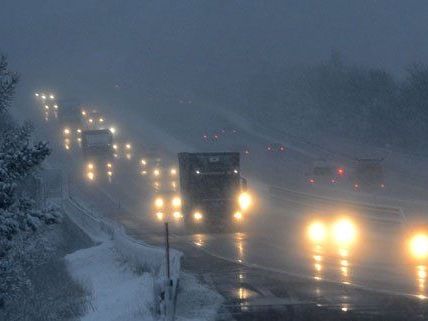 Der erste Schneefall des Jahres hat für Probleme gesorgt. Der erste Schneefall des Jahres hat für Probleme gesorgt.