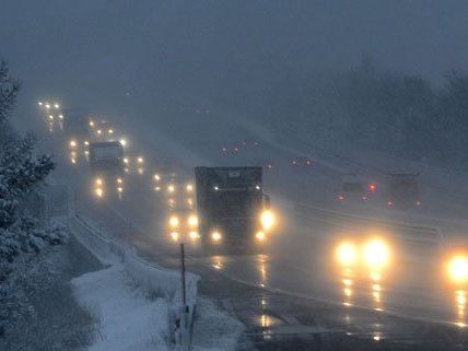 Der erste Schneefall des Jahres hat für Probleme gesorgt.