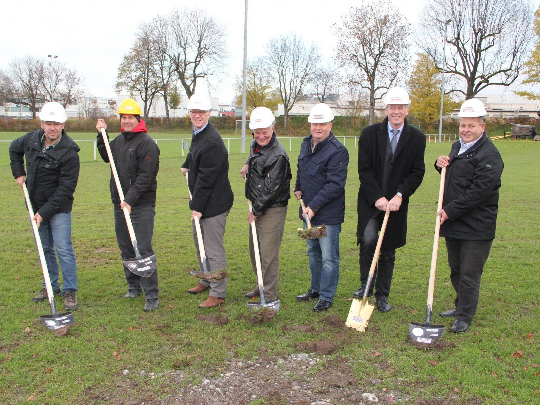 Viel Prominenz beim Spatenstich für den Kunstrasenplatz Herrenried. Viel Prominenz beim Spatenstich für den Kunstrasenplatz Herrenried.