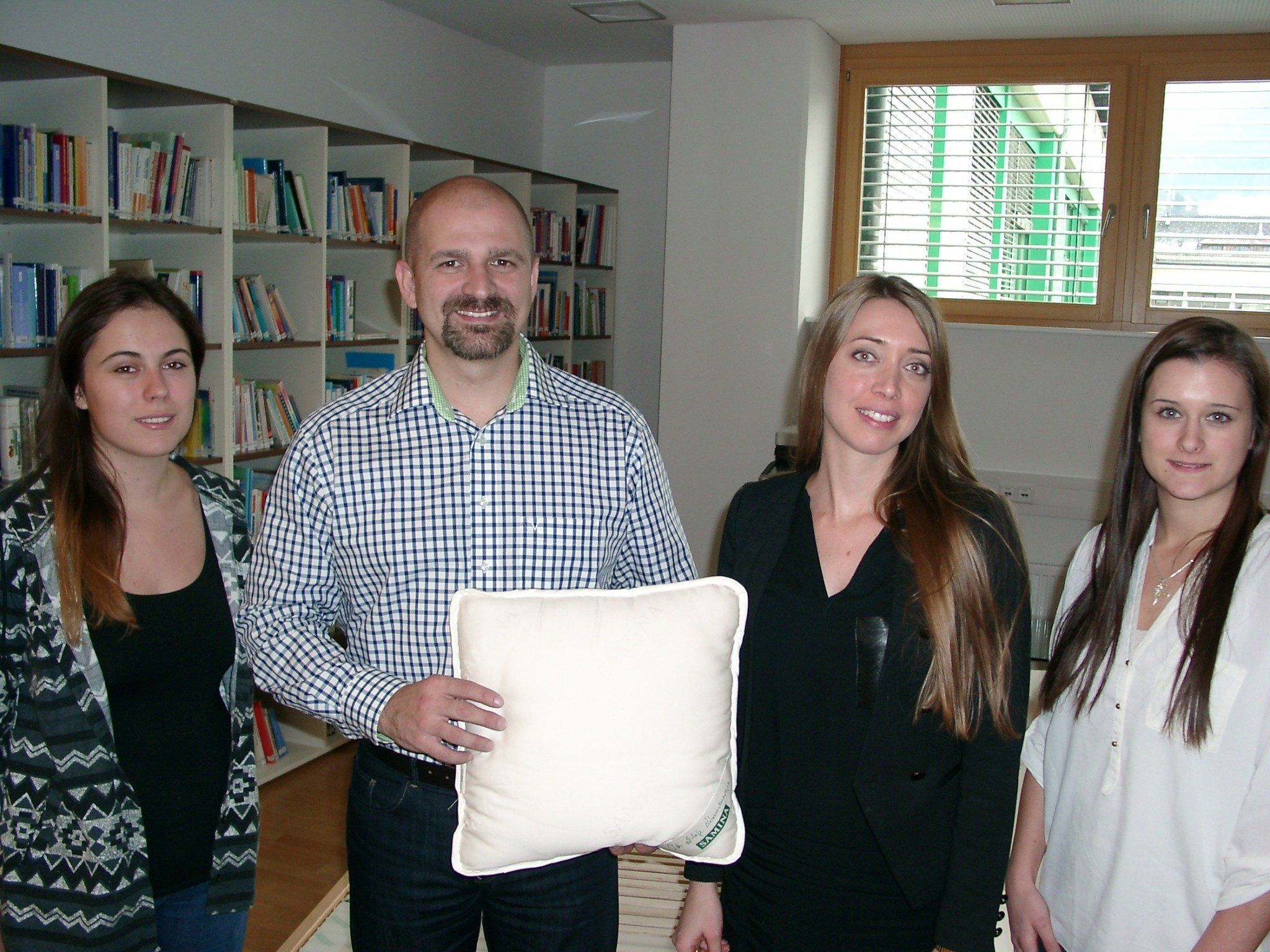 Reiterin Madeleine Lutz, Samina Marketingchefin Theresa Amann und Handballerin Nadja Ströhle wünschten Milos Holan viel Glück in Slowenien. Reiterin Madeleine Lutz, Samina Marketingchefin Theresa Amann und Handballerin Nadja Ströhle wünschten Milos Holan viel Glück in Slowenien.
