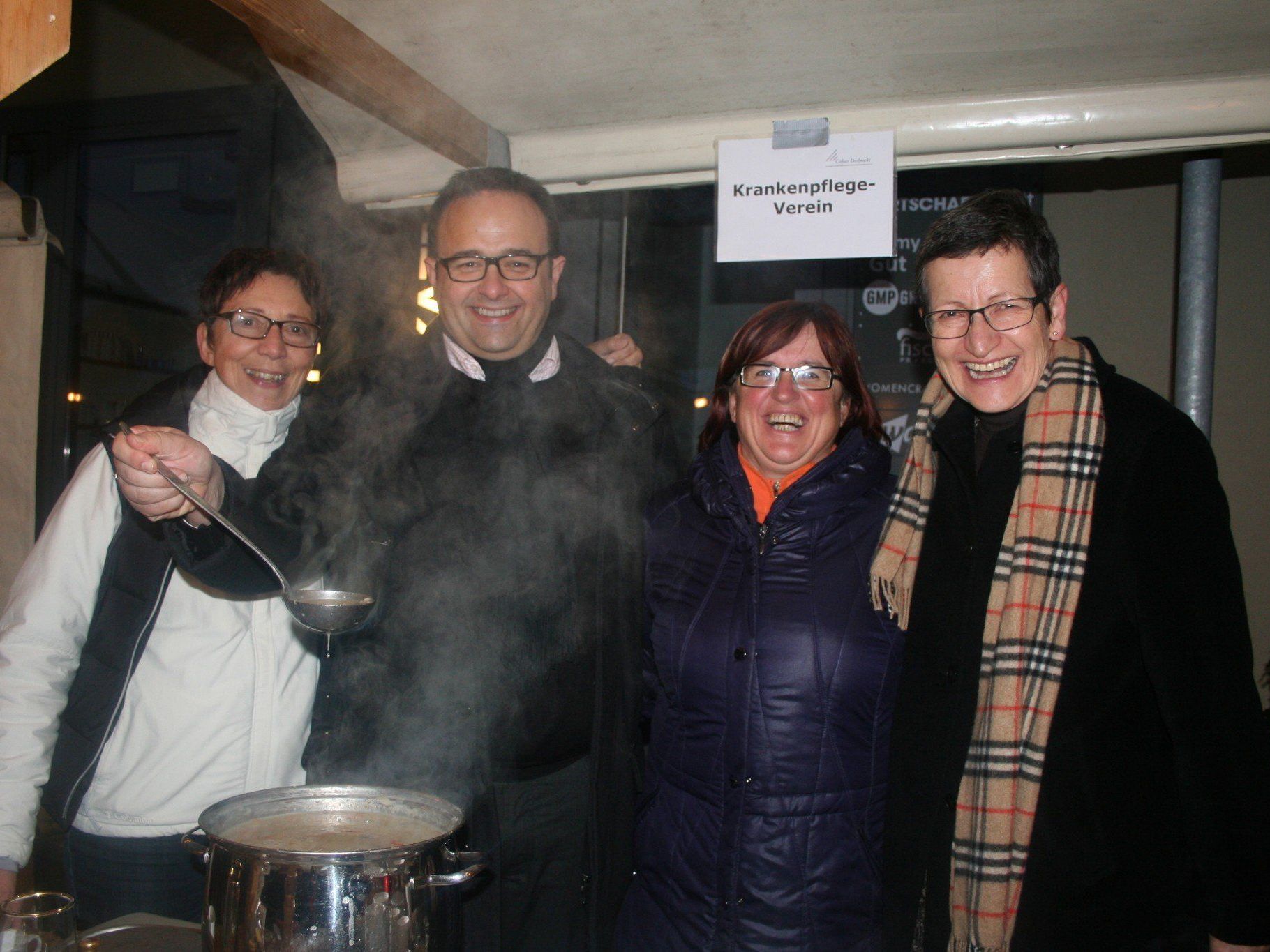 Der Krankenpflegeverein traditionellerweise Gerstensuppe an - im Bild: Uschi Österle (Obfrau), Johannes Lang (Kassier), Helga Kollmann (Pflegedienstleitung) und LR Greti Schmid. Der Krankenpflegeverein traditionellerweise Gerstensuppe an - im Bild: Uschi Österle (Obfrau), Johannes Lang (Kassier), Helga Kollmann (Pflegedienstleitung) und LR Greti Schmid.