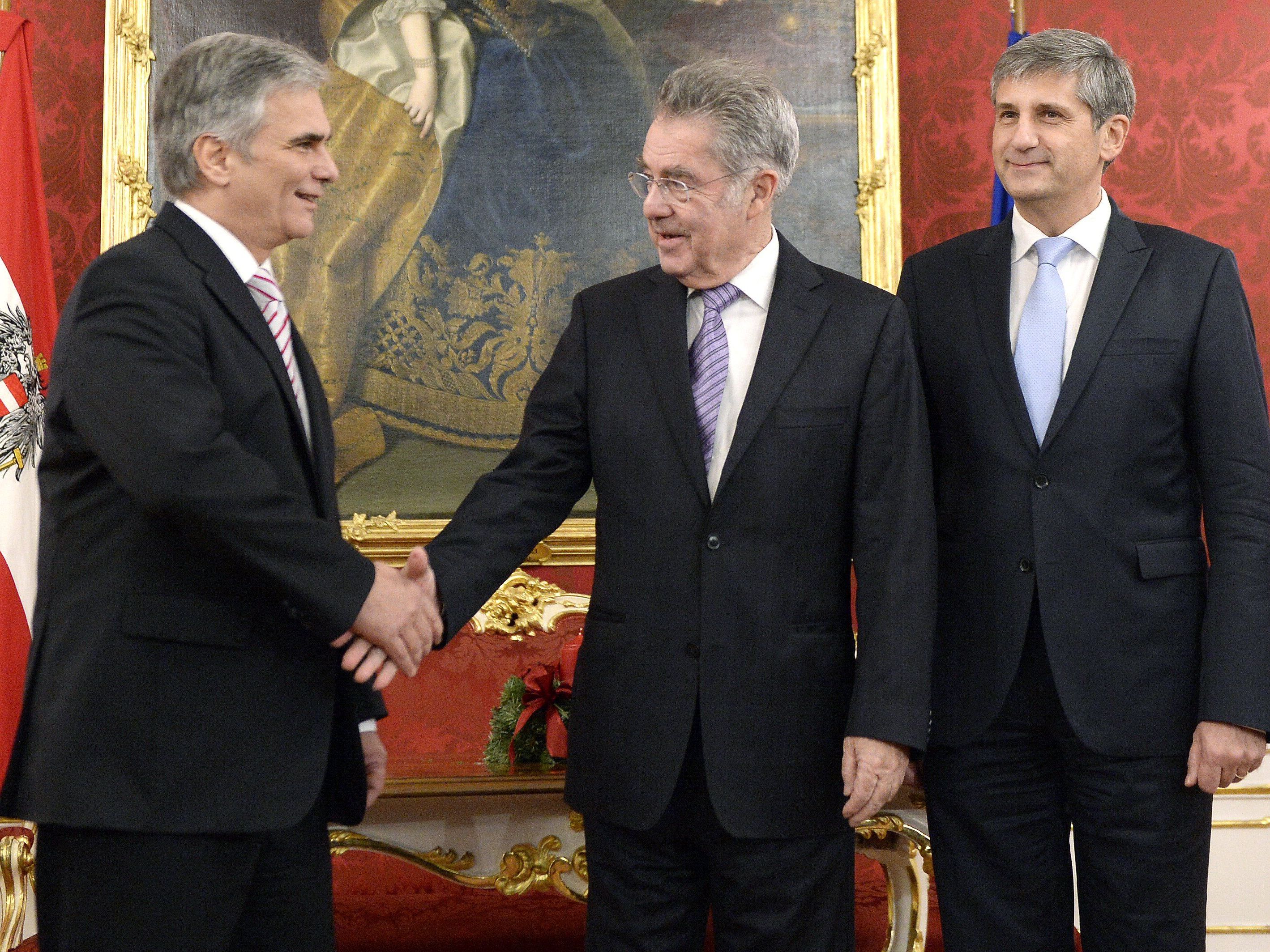 Bundespräsident Fischer traf sich am Freitagnachmittag mit Faymann und Spindelegger. Bundespräsident Fischer traf sich am Freitagnachmittag mit Faymann und Spindelegger.