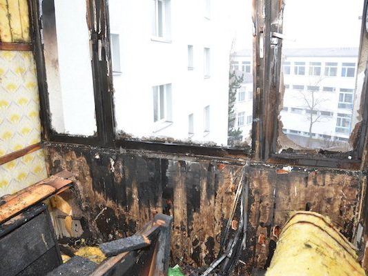 Verheerender Anblick der abgebrannten Loggia in Favoriten Verheerender Anblick der abgebrannten Loggia in Favoriten