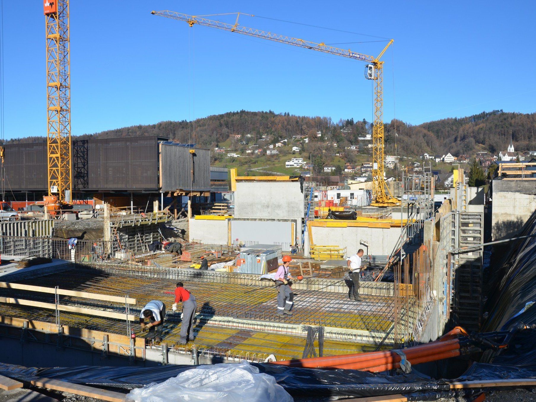 Die Bauarbeiten bei der Klauser Mittelschule liegen fast im Zeitplan. Die Bauarbeiten bei der Klauser Mittelschule liegen fast im Zeitplan.