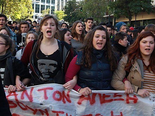 Jugendliche demonstrieren am Jahrestag des Todes von Alexandros Grigoropoulos durch eine Polizeikugel. Jugendliche demonstrieren am Jahrestag des Todes von Alexandros Grigoropoulos durch eine Polizeikugel.