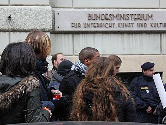 Viele Kerzen, ein Kranz und geschätzte 150 Studenten bei der Kundgebung am Minoritenplatz Viele Kerzen, ein Kranz und geschätzte 150 Studenten bei der Kundgebung am Minoritenplatz