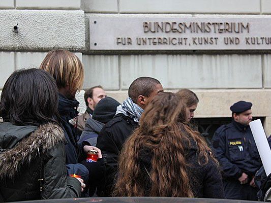 Viele Kerzen, ein Kranz und geschätzte 150 Studenten bei der Kundgebung am Minoritenplatz