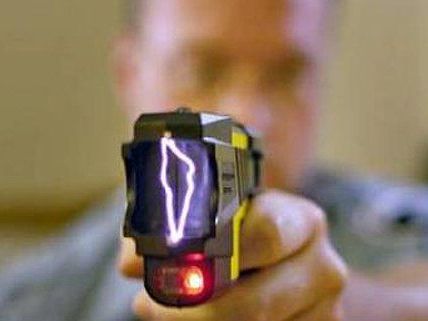 Mit einem illegalen Elektroschocker war einer der Jugendlichen bewaffnet Mit einem illegalen Elektroschocker war einer der Jugendlichen bewaffnet