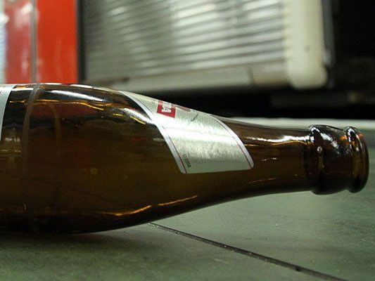 Der Leadsänger der Band Russkaja wurde von einer Flasche im Gesicht getroffen. Der Leadsänger der Band Russkaja wurde von einer Flasche im Gesicht getroffen.