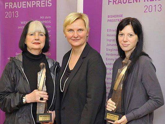 Frauenstadträtin Sandra Frauenberger mit den Preisträgerinnen des 12. Wiener Frauenpreises, Elsa Prochaszka und Eva Jantschitsch