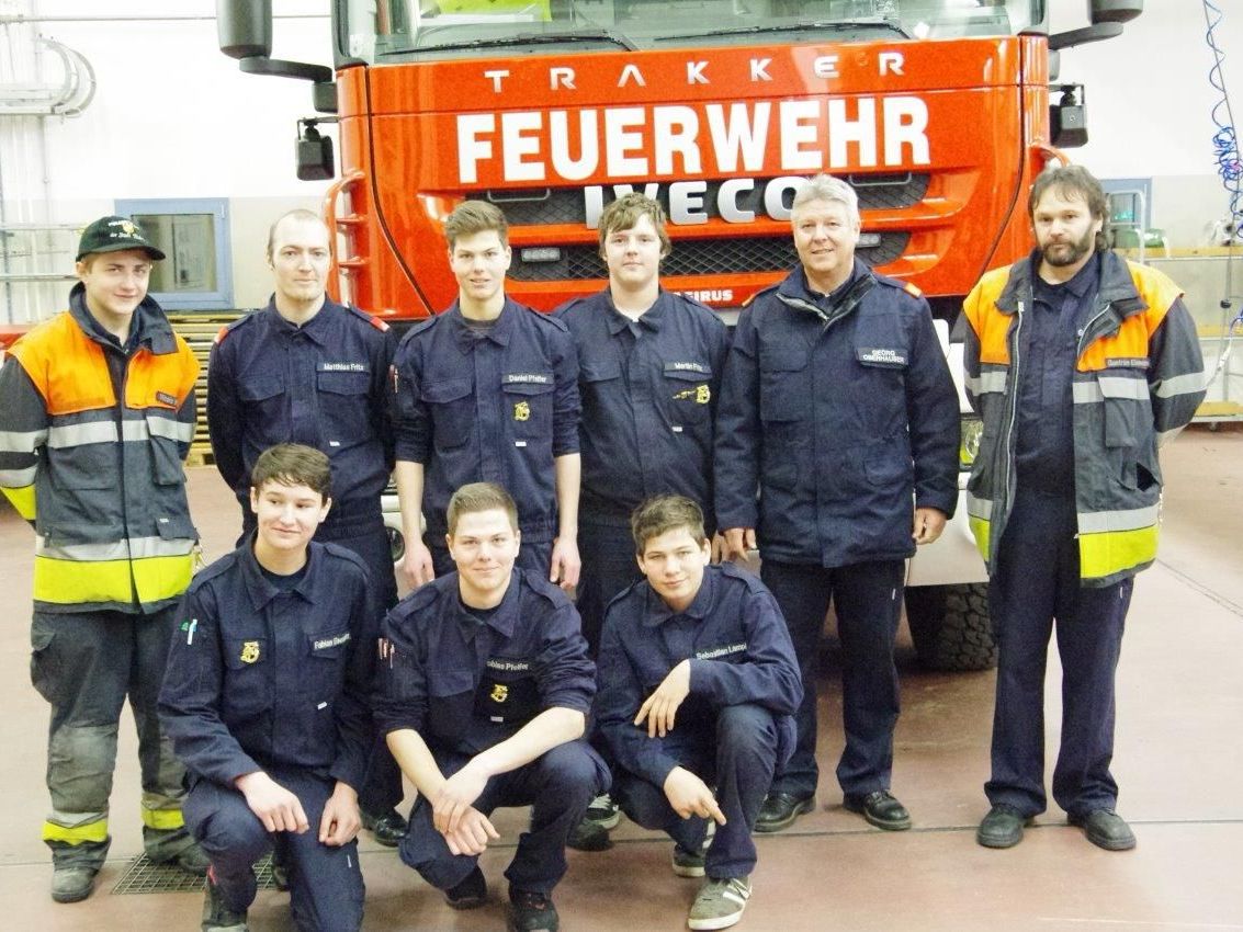 Die erfolgreiche Jugendmannschaft mit den stolzen Betreuern Die erfolgreiche Jugendmannschaft mit den stolzen Betreuern