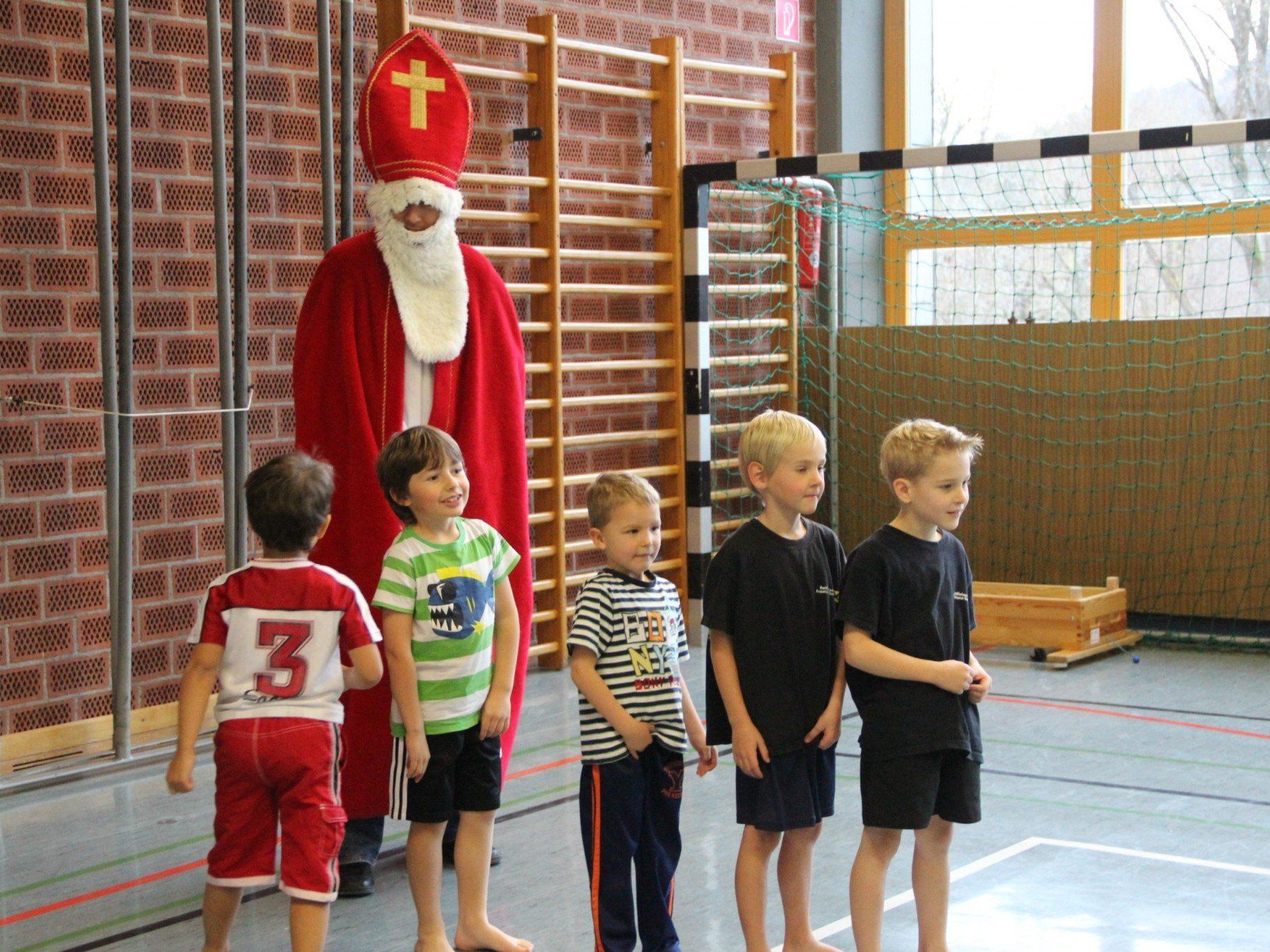 Der Nikolaus genoss die Zeit mit den Turnerinnen und Turnern. Der Nikolaus genoss die Zeit mit den Turnerinnen und Turnern.
