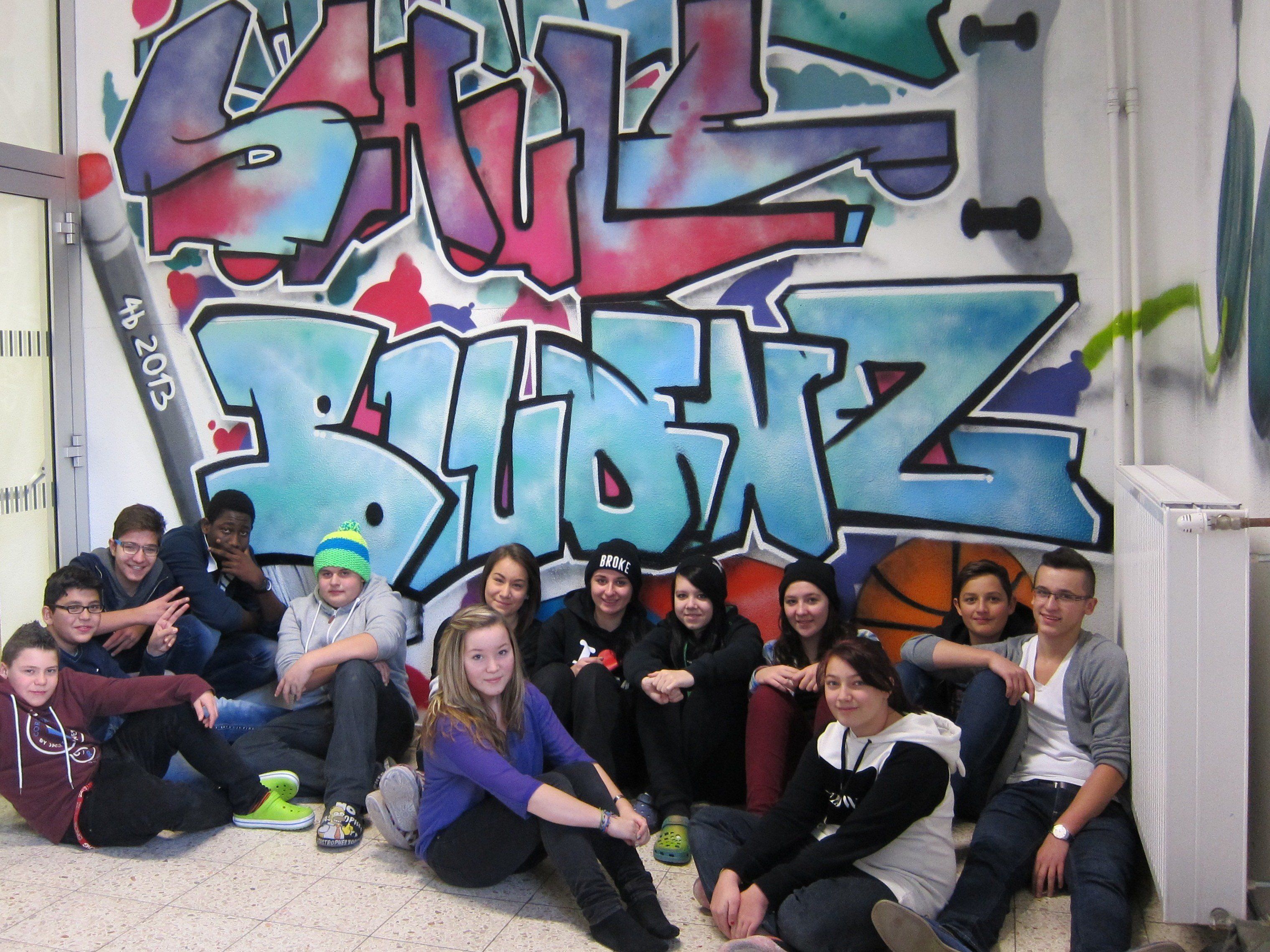 Die dreizehn jungen Graffitikünstler sind mit Recht stolz auf ihr gelungenes Werk. Die dreizehn jungen Graffitikünstler sind mit Recht stolz auf ihr gelungenes Werk.