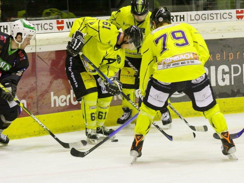 SC Hohenems gewann das Derby im Montafon mit 4:3 und bleibt Tabellenführer in der Eliteliga. SC Hohenems gewann das Derby im Montafon mit 4:3 und bleibt Tabellenführer in der Eliteliga.