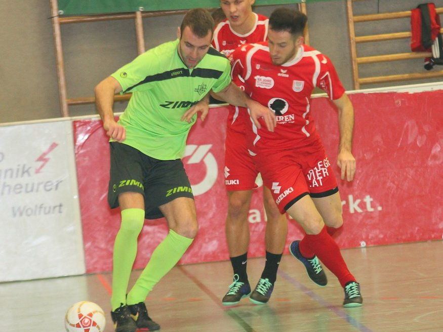 Aleksandar Umjenovic vom Hausherr Wolfurt und Semih Yasar fühlen sich in der Halle pudelwohl.