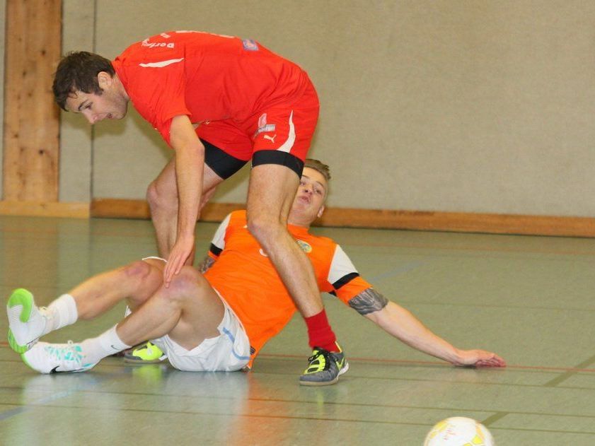 Zweikampf zwischen Langen-Torjäger Bernhard Elbs und Gaißau-Gastspieler Julian Rupp. Zweikampf zwischen Langen-Torjäger Bernhard Elbs und Gaißau-Gastspieler Julian Rupp.