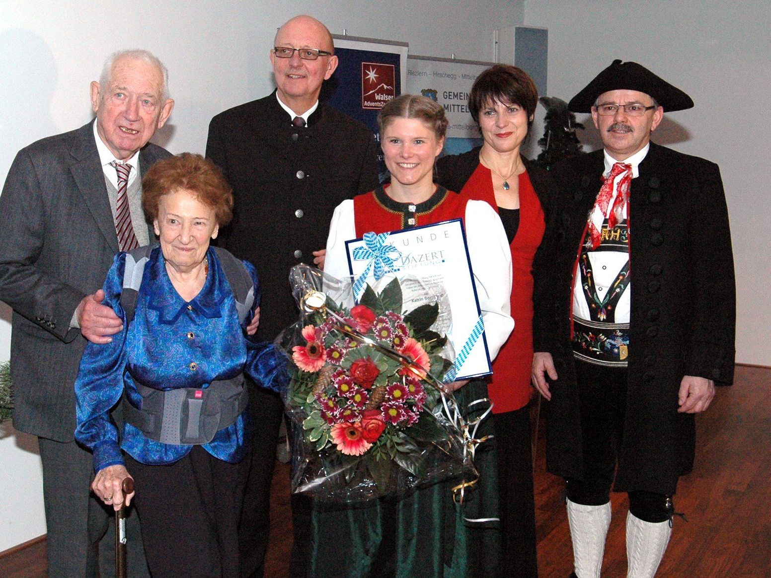 Die Preisträgerin umringt von Dr. Dazert mit Frau (li.) und Bgm. Haid (re.) Die Preisträgerin umringt von Dr. Dazert mit Frau (li.) und Bgm. Haid (re.)