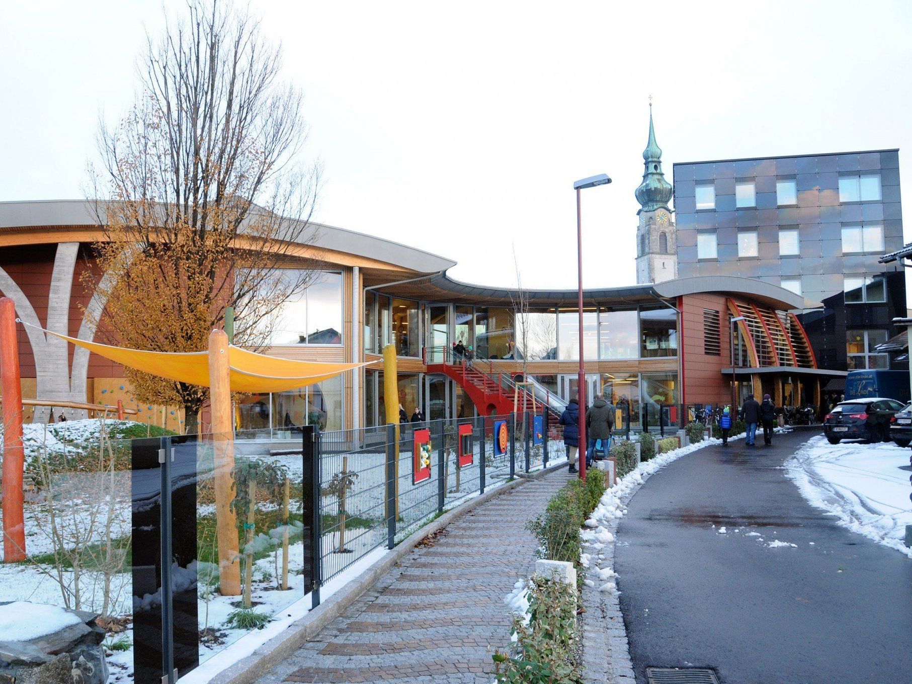Zahlreiche Besucher nutzten die Möglichkeit, den KinderCampus Höchst zu besichtigen. Zahlreiche Besucher nutzten die Möglichkeit, den KinderCampus Höchst zu besichtigen.