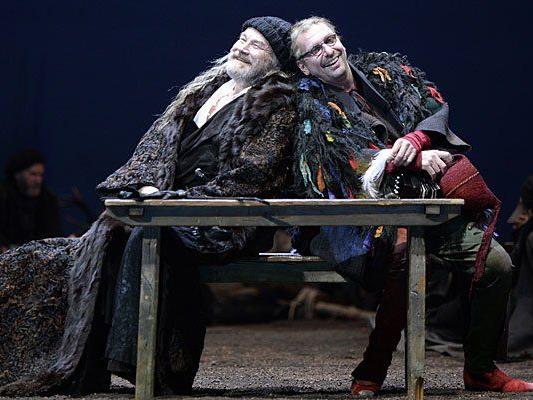 Klaus Maria Brandauer (l.) als "König Lear" und Michael Maertens als "Narr" im "König Lear" am Wiener Burgtheater