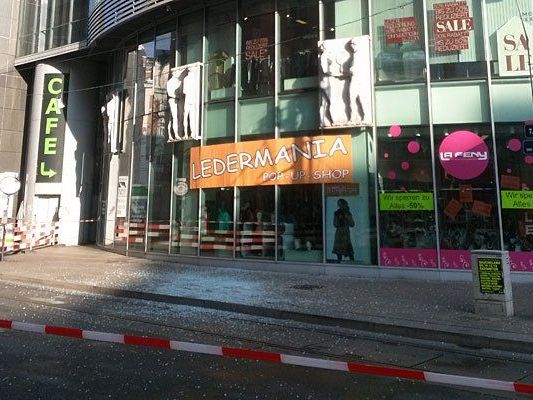 Die Glasscheibe aus dem "La Stafa"-Gebäude stürzte mehrere Meter in die Tiefe Die Glasscheibe aus dem "La Stafa"-Gebäude stürzte mehrere Meter in die Tiefe