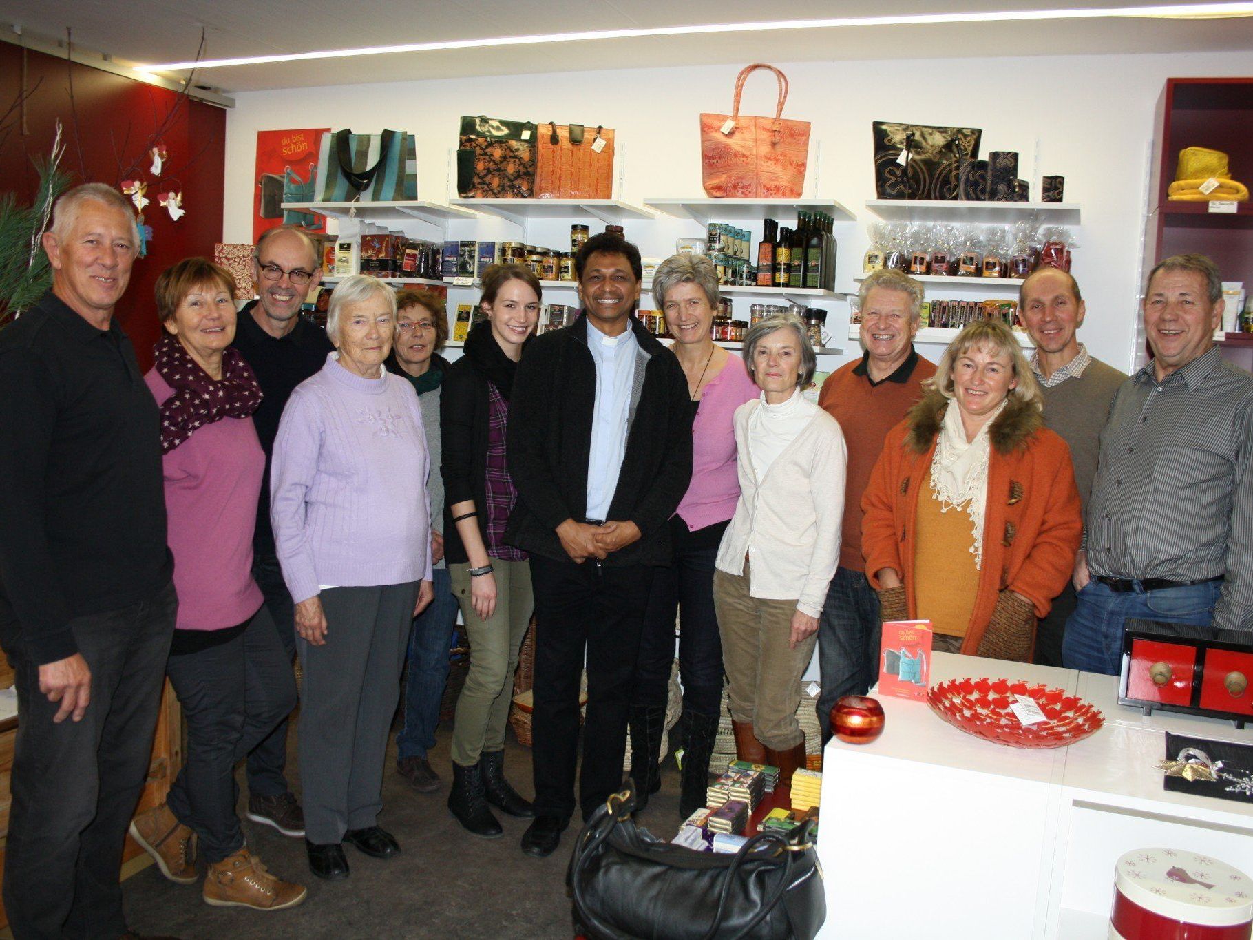 Mit einem Besuch im Weltladen Leiblachtal in Lochau bedankte sich Pater Raja beim gesamten Team persönlich für die großzügige Unterstützung. Mit einem Besuch im Weltladen Leiblachtal in Lochau bedankte sich Pater Raja beim gesamten Team persönlich für die großzügige Unterstützung.