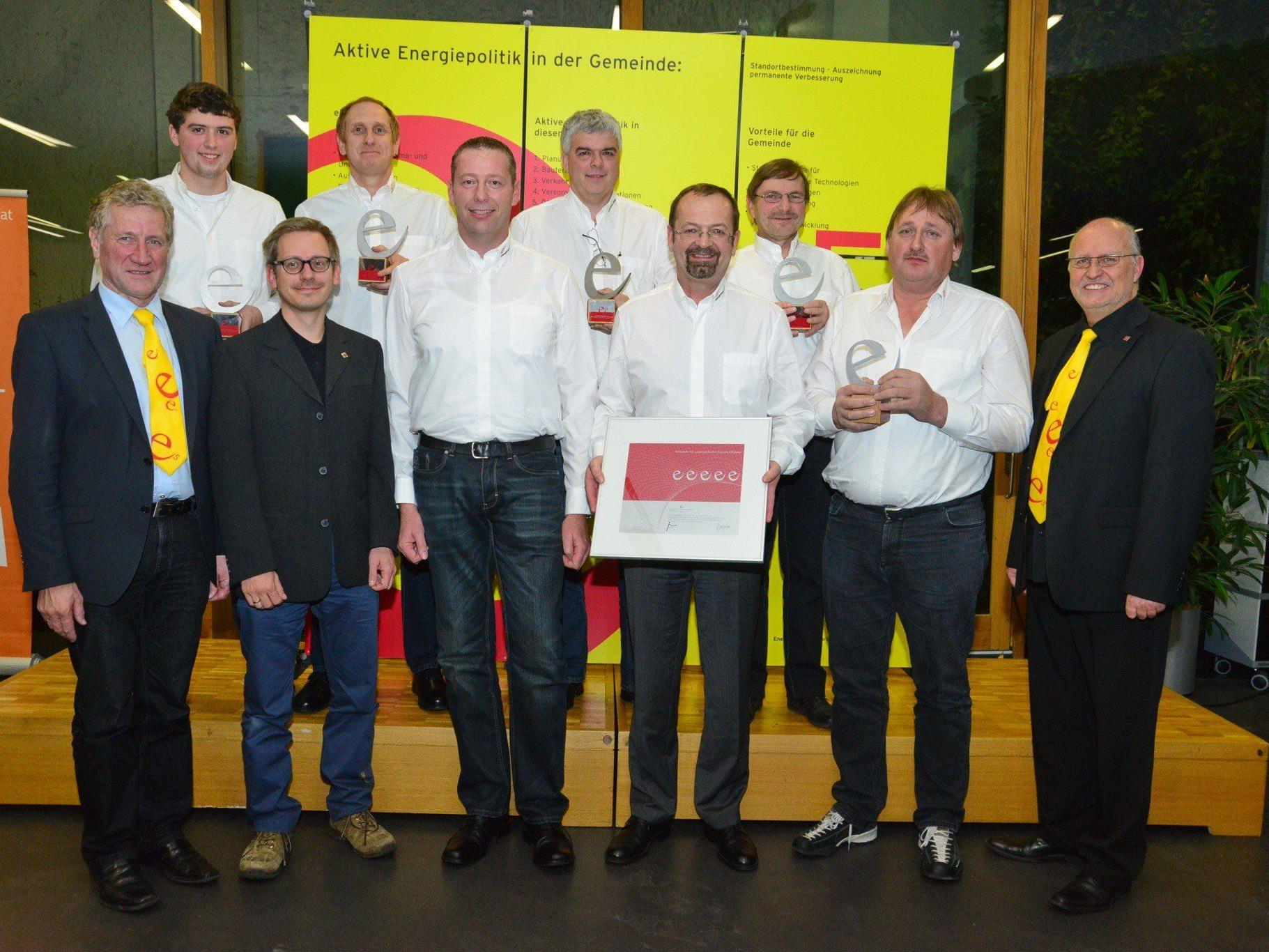 Das e5 Team aus Mäder freut sich mit Landesrat Schwärzler und dem Programmleiter Karl-Heinz Kaspar vom Energieinstitut.