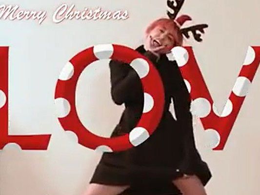 Miley Cyrus sendet ihren Fans ganz besondere Weihnachtsgrüße. Miley Cyrus sendet ihren Fans ganz besondere Weihnachtsgrüße.