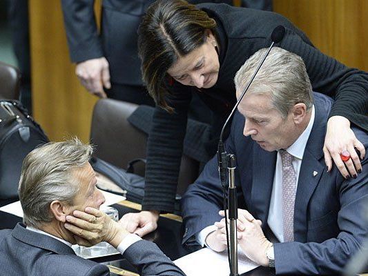Reinhold Mitterlehner (Mitte) am Donnerstag im Kreise seiner Kollegen Reinhold Lopatka und Johanna Mikl-Leitner im Nationalrat Reinhold Mitterlehner (Mitte) am Donnerstag im Kreise seiner Kollegen Reinhold Lopatka und Johanna Mikl-Leitner im Nationalrat