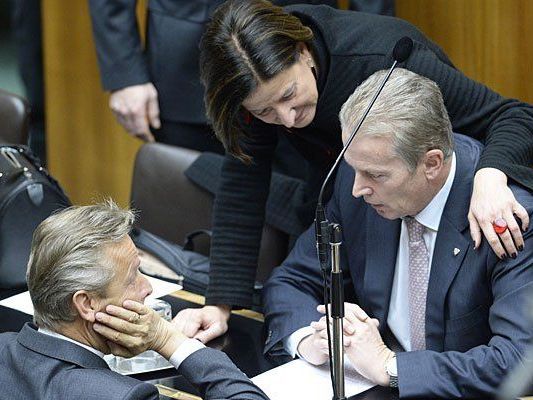 Reinhold Mitterlehner (Mitte) am Donnerstag im Kreise seiner Kollegen Reinhold Lopatka und Johanna Mikl-Leitner im Nationalrat