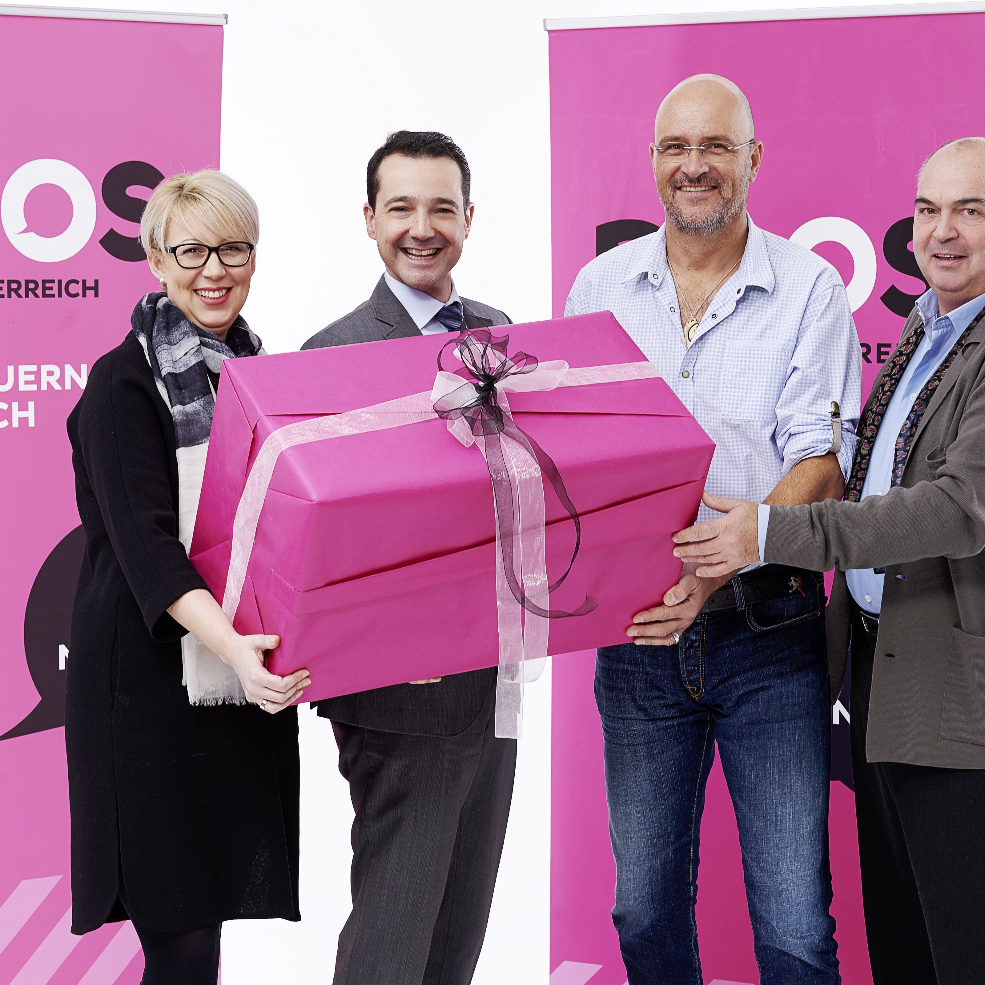 Neuer Landesvorstand der NEOS: Sabine Scheffknecht-Sinz, NR Gerald Loacker, Chris Alge und Mathias Scheyer. Neuer Landesvorstand der NEOS: Sabine Scheffknecht-Sinz, NR Gerald Loacker, Chris Alge und Mathias Scheyer.