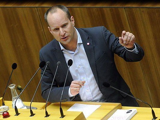 NEOS-Klubchef Matthias Strolz fand klare Worte zur neuen Regierung NEOS-Klubchef Matthias Strolz fand klare Worte zur neuen Regierung