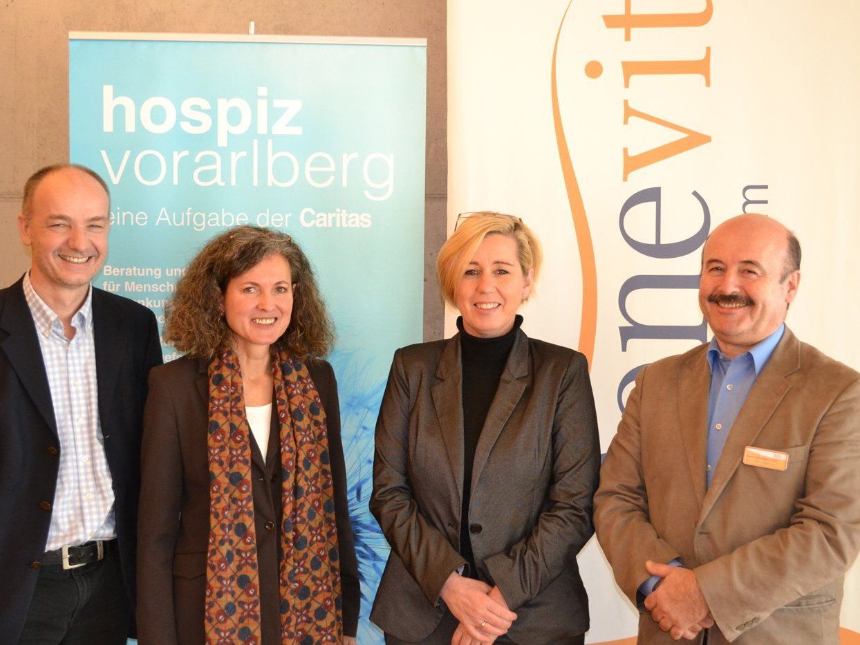 Leiter von Hospiz Vorarlberg, Dr. Karl Bitschnau, Hospiz-Mitarbeiterin Rita Sutterlüty, Carmen Helbok-Föger (Benevit) sowie den Leiter des Sozialzentrums Weidach, Dorin Limbean. Leiter von Hospiz Vorarlberg, Dr. Karl Bitschnau, Hospiz-Mitarbeiterin Rita Sutterlüty, Carmen Helbok-Föger (Benevit) sowie den Leiter des Sozialzentrums Weidach, Dorin Limbean.
