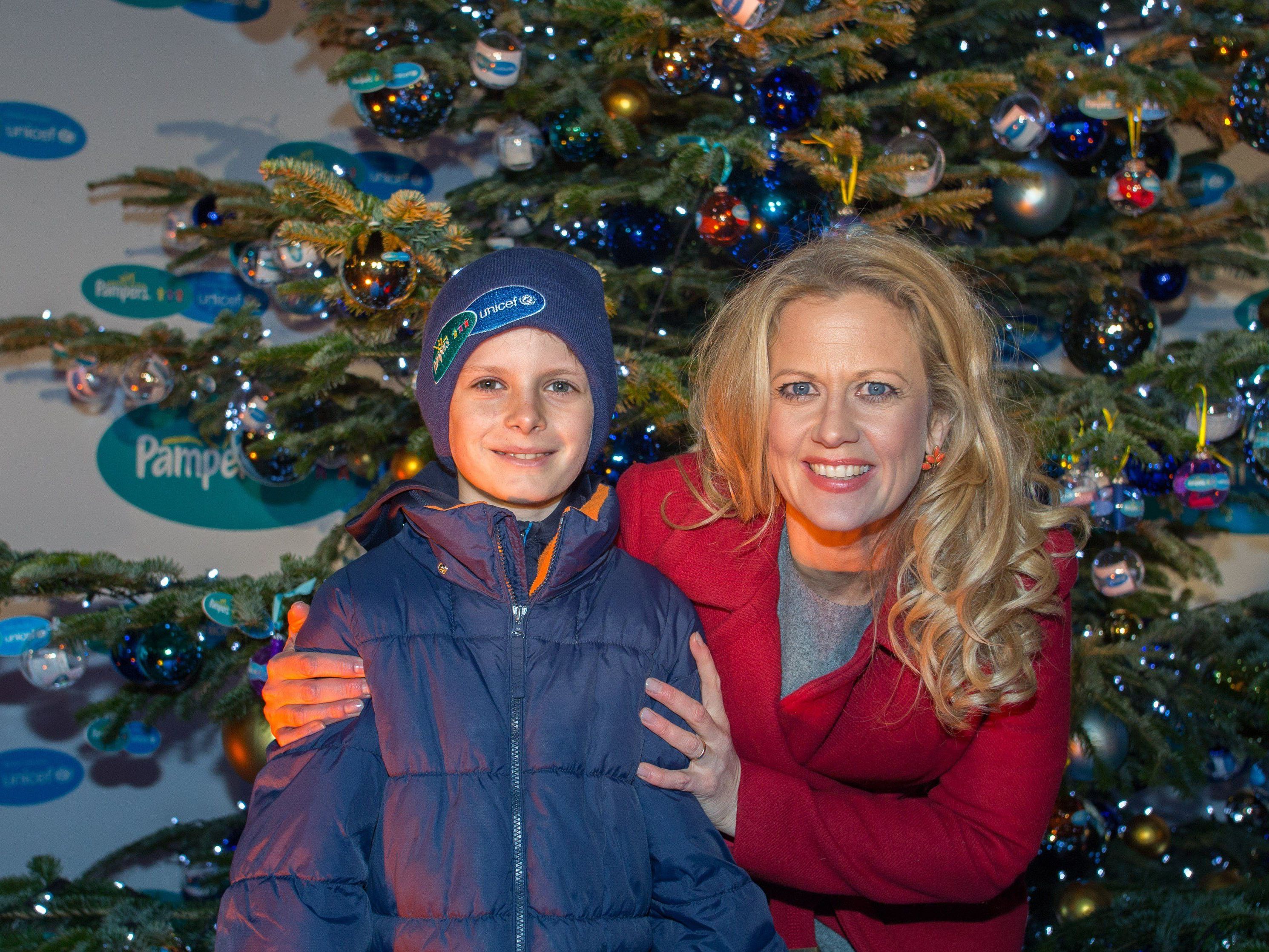 Barbara Schöneberger und Tim aus Wien vor dem Baum der Wünsche in München. Barbara Schöneberger und Tim aus Wien vor dem Baum der Wünsche in München.