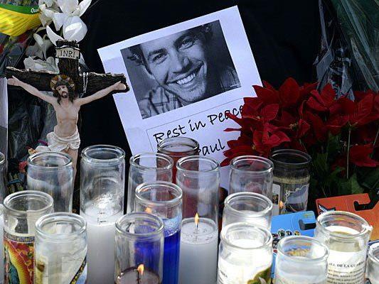 Fotos, Kerzen und Erinnerungsstücke an der Unfallstelle in in Valencia, California, wo Paul Walker starb