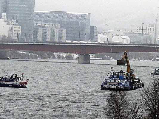 Bergungsschiffe bei der Suche nach dem Polizeiboot "Fischa" in der Donau bei der Brigittenauerbrücke in Wien.