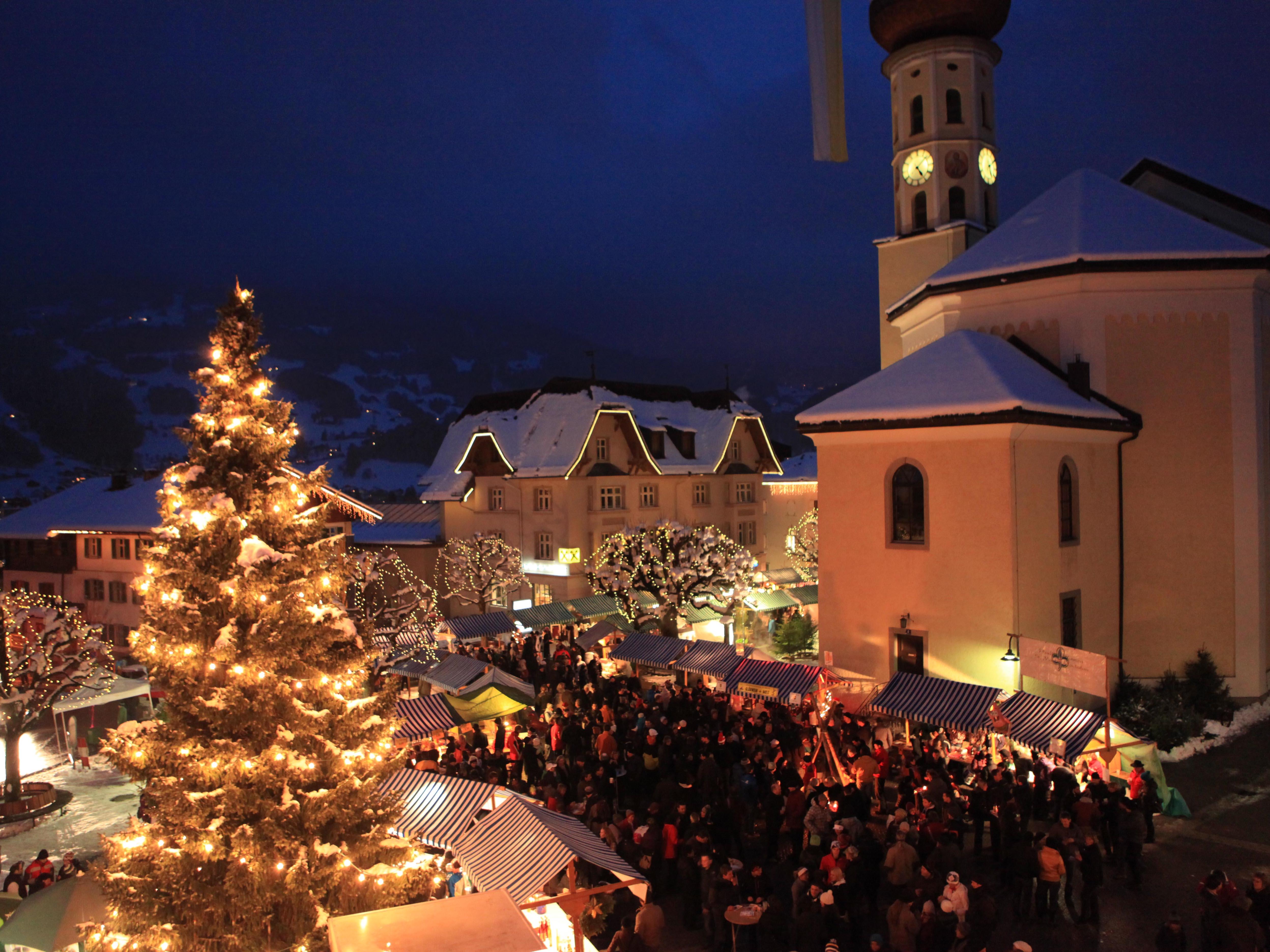 15. Dezember: Der größte Weihnachtsmarkt der Region am „Silbriga Sonntig“ wird nach dem Festgottesdienst um 10.00 Uhr in Schruns eröffnet.
