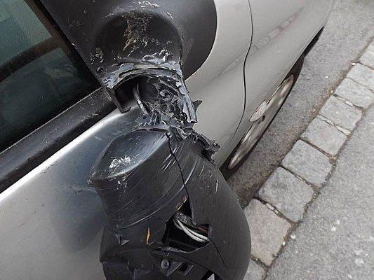 Ein Randalierer demolierte die Seitenspiegel geparkter Autos