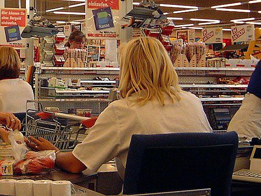 Eine Supermarkt-Verkäuferin wollte überfallen worden sein