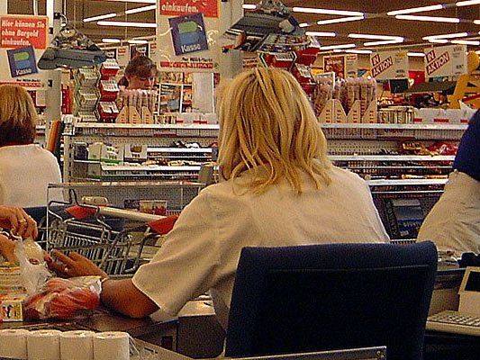 Eine Supermarkt-Verkäuferin wollte überfallen worden sein Eine Supermarkt-Verkäuferin wollte überfallen worden sein