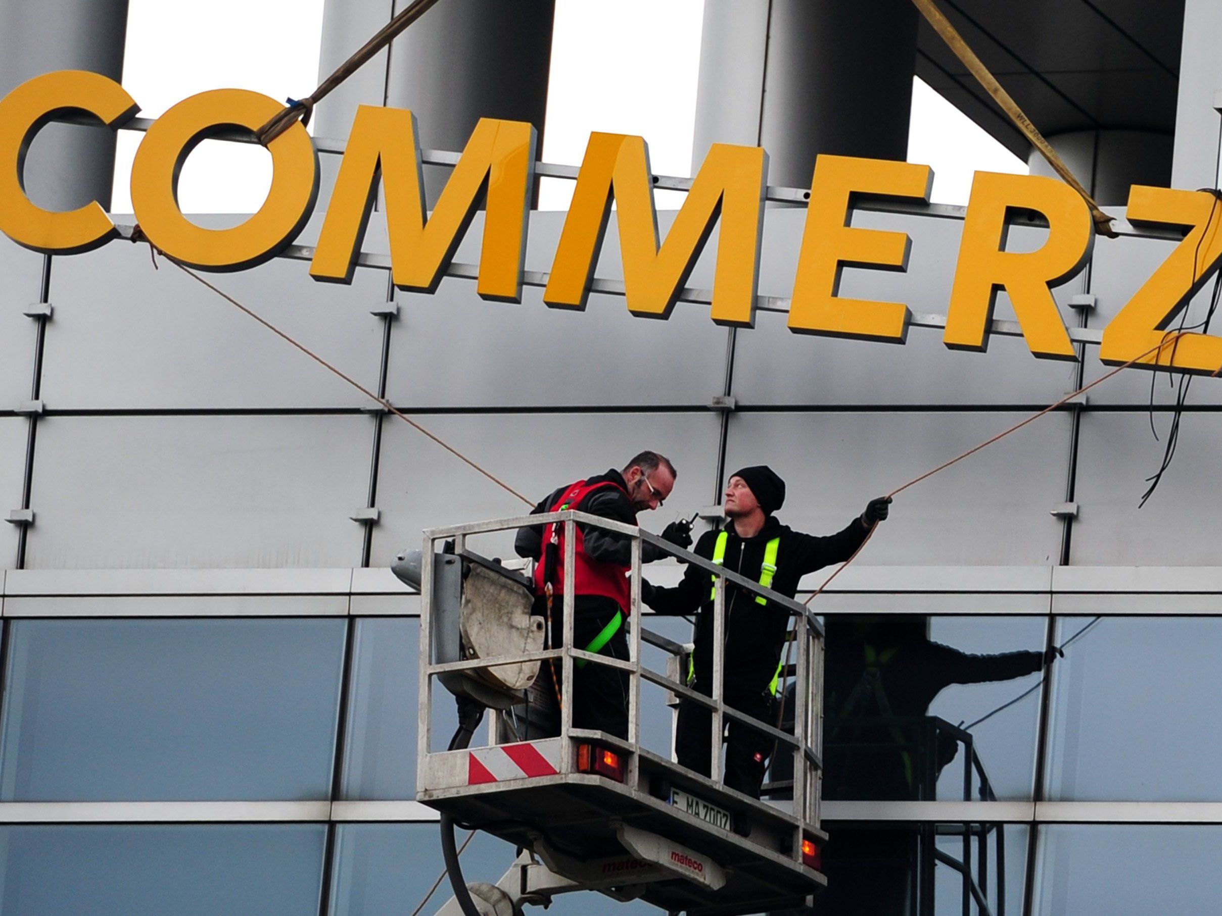 Razzia bei der deutschen Commerzbank. Razzia bei der deutschen Commerzbank.