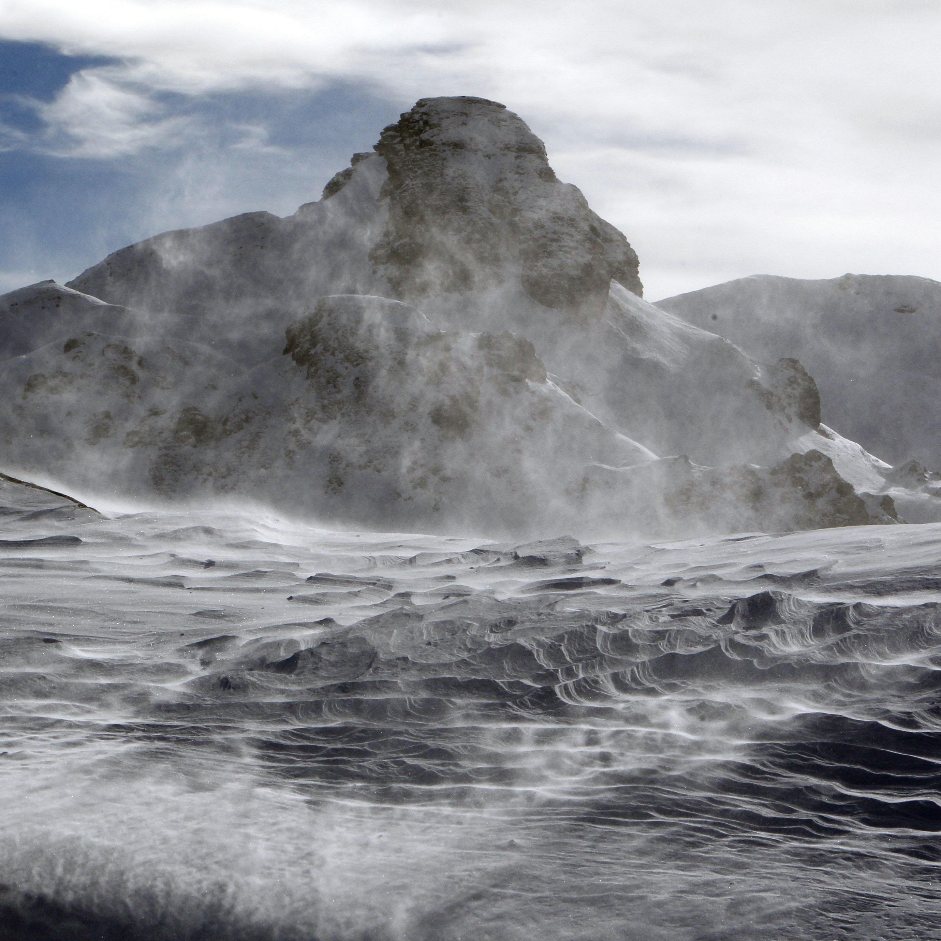 Die starke Föhnströmung wird durch ein ausgesprochen starkes Druckgefälle zwischen der Alpensüd- und Alpennordseite verursacht. Die starke Föhnströmung wird durch ein ausgesprochen starkes Druckgefälle zwischen der Alpensüd- und Alpennordseite verursacht.